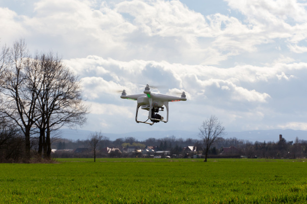 Kleine Drohne über dem Feld - Foto, Bild