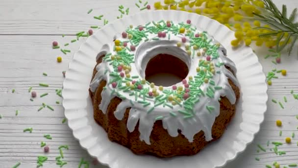 Húsvéti sütemények. Házi készítésű vaníliás sütemény.  - Felvétel, videó