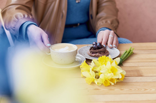 Snack de primavera - cafetería y narcisos - ambiente tranquilo para un dulce. - Foto, imagen