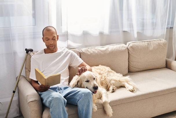 Un hombre afroamericano con miastenia gravis se relaja en un sofá con su leal perro Labrador, encarnando la diversidad y la inclusión. - Foto, imagen