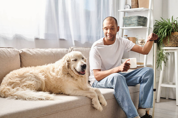 Інвалідний афроамериканський чоловік з міастенією сидить на дивані з собакою-лабрадором, демонструючи різноманітність і включення. - Фото, зображення
