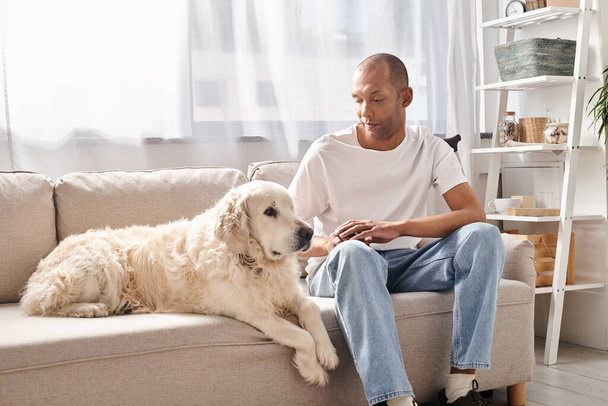 Міастенія пацієнт гравіс і собака Лабрадору поділяють спокійний момент на дивані, втілюючи різноманітність і включення. - Фото, зображення