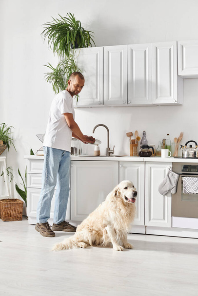 Miyastenia gravis 'i olan Afrikalı Amerikalı bir adam sıcak bir mutfakta Labrador köpeğinin yanında duruyor.. - Fotoğraf, Görsel