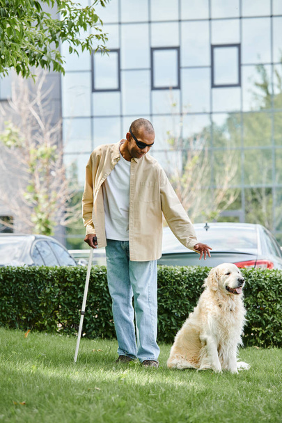 Uomo afroamericano con miastenia gravis che cammina il suo Labrador con la canna, mostrando diversità e inclusione. - Foto, immagini
