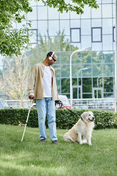 Афроамериканец с синдромом миастении грависа выгуливает собаку-лабрадора, способствуя разнообразию и инклюзивности.. - Фото, изображение