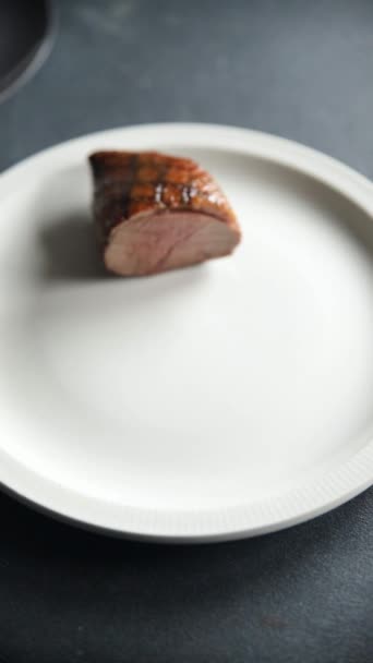 kachna prsa maso smažené chutné čerstvé jíst vaření předkrm jídlo jídlo svačinka na stole kopírovat prostor jídlo pozadí rustikální horní pohled - Záběry, video