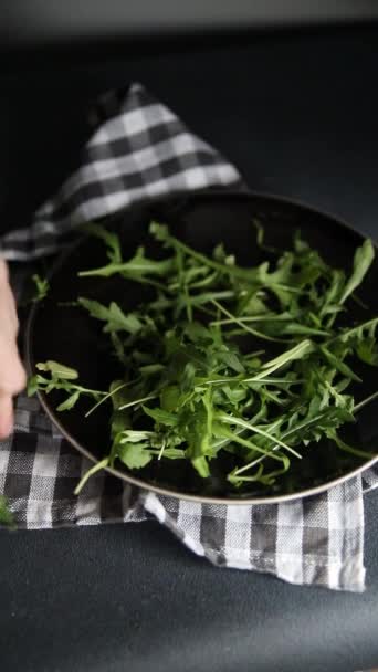 čekanka salát vitamin zelená chutné čerstvé zdravé jíst vaření jídlo jídlo svačinka na stole kopírovat prostor jídlo pozadí rustikální horní pohled - Záběry, video