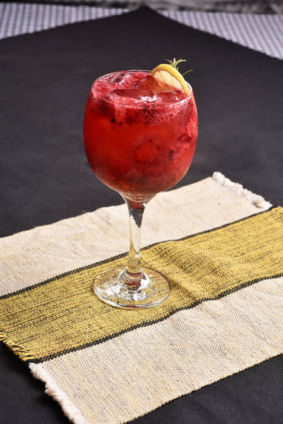bebida de fruta roja y cítrica bebida refrescante zumo de fruta natural imagen. - Foto, imagen