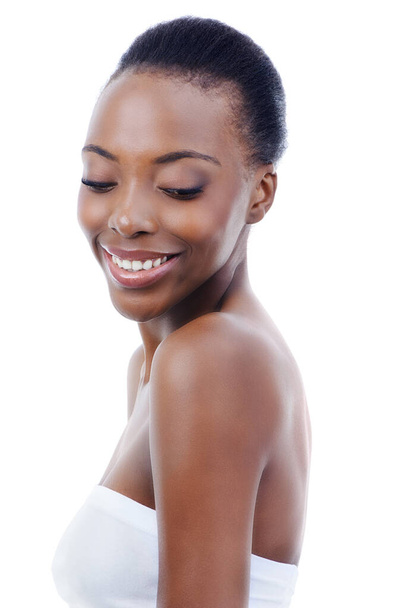 Schönheit, Entspannung und Gesicht der schwarzen Frau im Studio mit Lächeln, natürlichem Make-up oder Gesichtsglühen. Kosmetik, Dermatologie oder Hautpflege auf glücklichem Mädchen auf weißem Hintergrund für gesunde Haut, Glanz oder Wohlbefinden - Foto, Bild