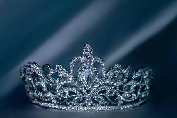 Luksusowa złota korona królewska na gładkiej tkaninie fo królowej i księżniczki, symbol władzy i bogactwa, autorytet. Konkurs piękności - Zdjęcie, obraz