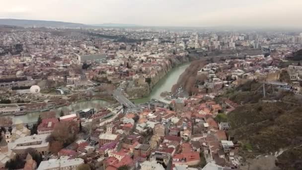 Tiflis, Georgia - 25 de diciembre de 2021: Vista aérea del parque central de la ciudad y el Puente de la Paz. Hermoso paisaje urbano del viejo Tiflis - Metraje, vídeo