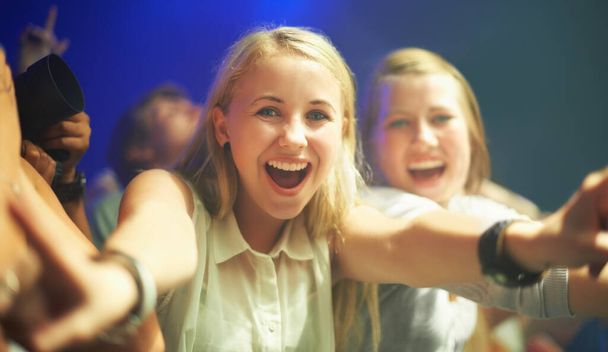 Přátelé, šťastní nebo selfie na koncertě v portrétu, sblížení nebo nadšení pro společenskou zábavu na hudebním festivalu. Ženy, společně nebo úsměv na tváři na živé show, akce nebo oslavy v davu na diskotéce. - Fotografie, Obrázek