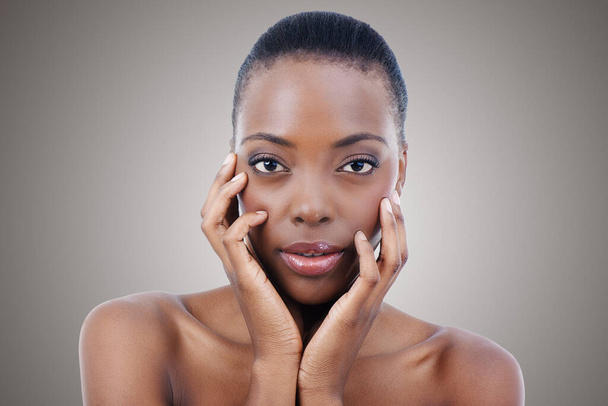 Mujer negra, cuidado de la piel y retrato con belleza en estudio, fondo gris o salón para dermatología. Facial, maquillaje y modelo africano con brillo natural en la piel, uñas y manos de cosméticos. - Foto, Imagen