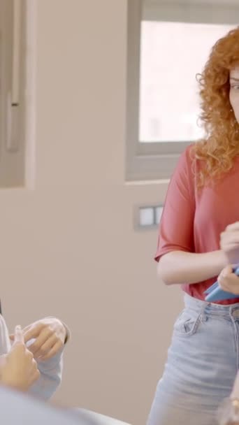 Zpomalené video šťastné ženy s kudrnatými vlasy mluvit se dvěma usmívajícími se kolegy - Záběry, video