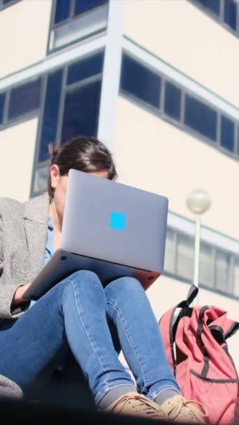 fiatal diák hátizsák segítségével laptop az utcán - Felvétel, videó