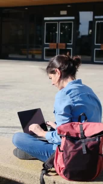 Egy egyetemi hallgató, aki a laptopjával a kampuszon tanul, magába foglalja a kültéri nyugalmat, magabiztos az e-learning utazásában.. - Felvétel, videó