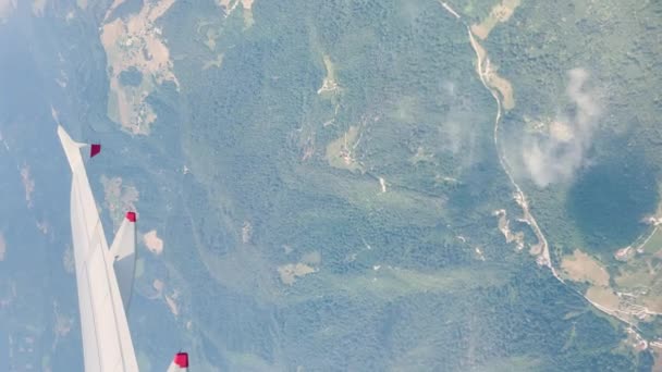 VERTICAL, POV: Increíbles vistas del paisaje esloveno mientras viaja en avión. Impresionante perspectiva desde lo alto mientras vuela en un viaje de vacaciones con avión sobre paisajes montañosos. - Metraje, vídeo