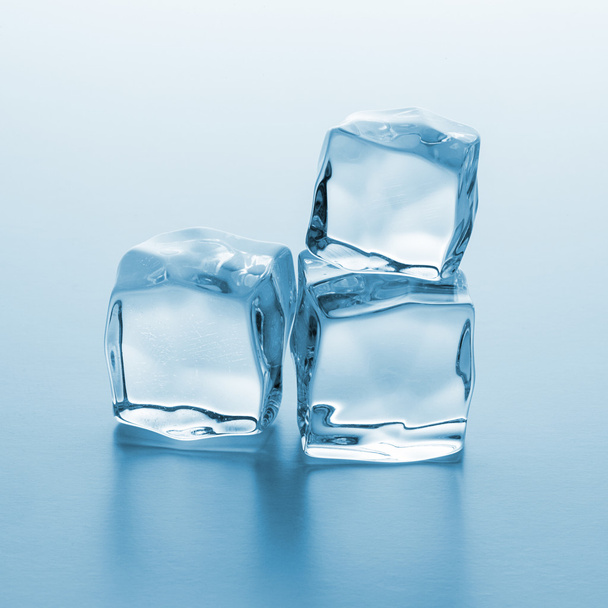 Cubos de hielo cristalinos
 - Foto, Imagen