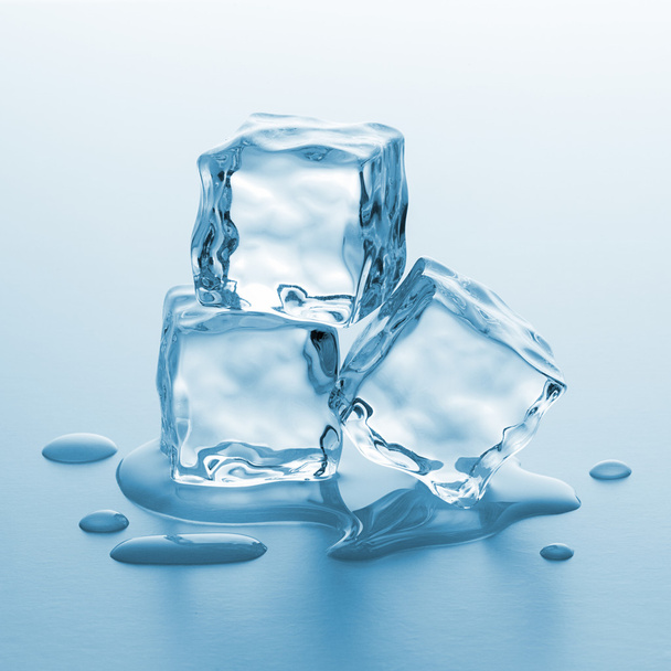 tres cubos de hielo derretidos
 - Foto, Imagen