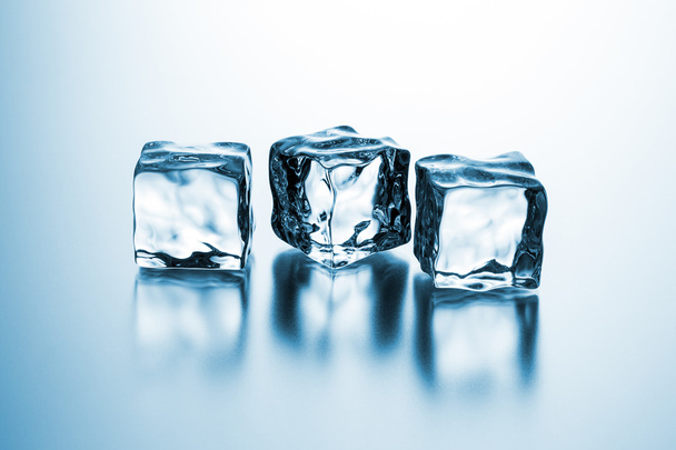 Три прозрачных кубика льда
 - Фото, изображение