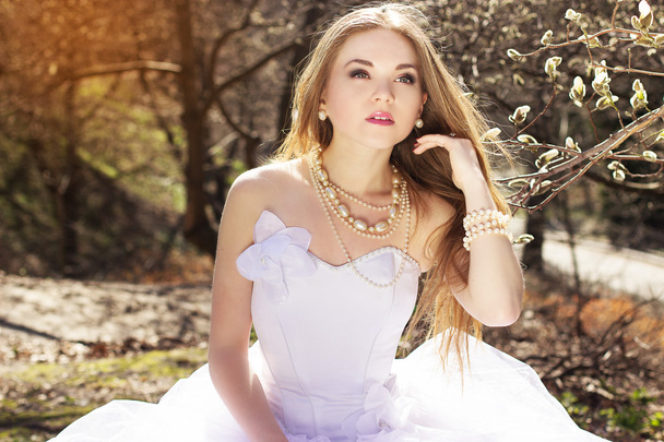 young beautiful blonde bride with pearls magnolias - Foto, Bild