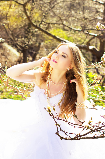 joven hermosa rubia novia con perlas magnolias
 - Foto, Imagen