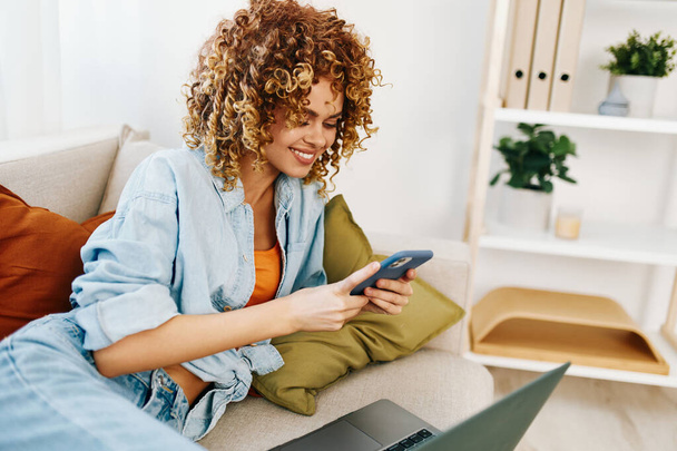 Moderne Lifestyle: Glimlachende vrouw werkt op laptop in gezellig thuiskantoor - Foto, afbeelding