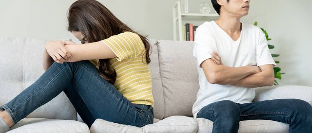 Scheidung. Asiatische Paare sind nach der Heirat verzweifelt und enttäuscht. Mann und Frau sind nach Streitigkeiten traurig, verärgert und frustriert. Misstrauen, Liebesprobleme, Verrat. Familienproblem, Teenager-Liebe - Foto, Bild