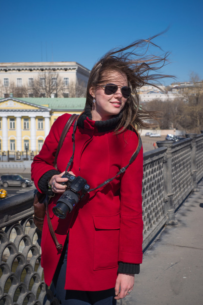 Girl with camera in sunglasses on the bridge - Fotografie, Obrázek