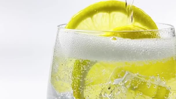 Закрыть заливки лимонной соды пузырьки изолированы, безалкогольные напитки со льдом в стекло на белом фоне клипса пути - Кадры, видео