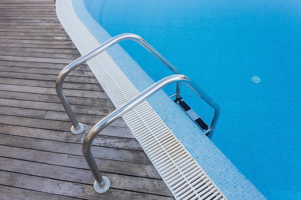 Stärkung und Treppe am Pool eingeben. Hergestellt aus Edelstahl Geländer. - Foto, Bild