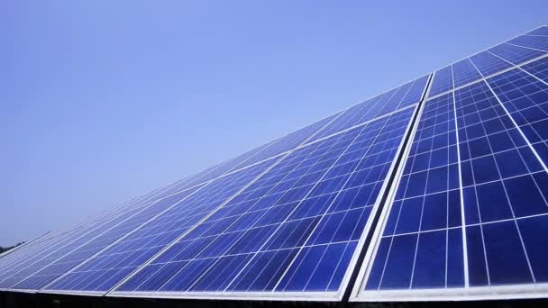 Αεροφωτογραφία κηφήνας των ηλιακών συλλεκτών, έννοια φωτοβολταϊκής ενέργειας - Πλάνα, βίντεο