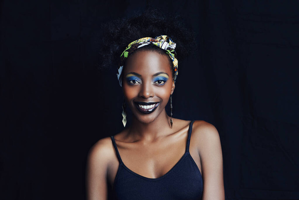 Afrikanische Frau, Mode und Studio für Make-up, Schönheit und Lächeln für Lidschatten-Kampagne. Schwarzes weibliches Modell, dunkler Hintergrund und Kosmetik, Porträt und Gesicht für Kultur, Stil und Eleganz. - Foto, Bild