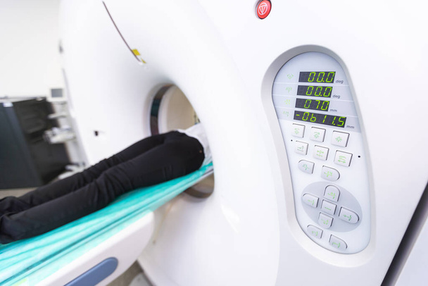 Radiólogo con una paciente femenina en la sala de tomografía computarizada - Foto, imagen
