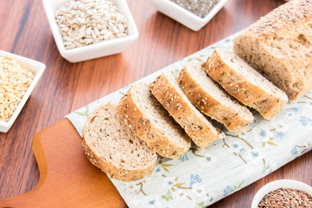 um pão fresco assado de grãos integrais pão
 - Foto, Imagem