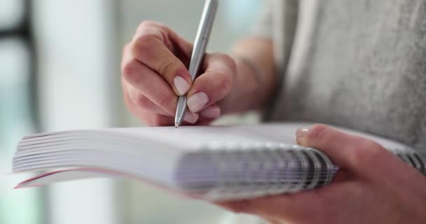 Γυναίκα γεμίζει σελίδα στο σημειωματάριο με σκέψεις και αναμνήσεις αργή κίνηση. Επιχειρηματίας σχολαστικά γράφει καθημερινό πρόγραμμα με μπάλα-στυλό στο προσωπικό σχεδιαστή - Πλάνα, βίντεο