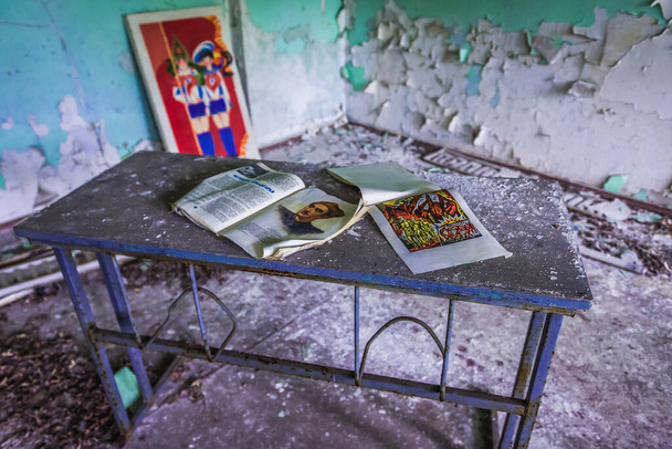Pripyat, Oekraïne - 20 september 2016: klaslokaal op de middelbare school nr. 3 in Pripyat, verlaten stad in Tsjernobyl Exclusion Zone - Foto, afbeelding