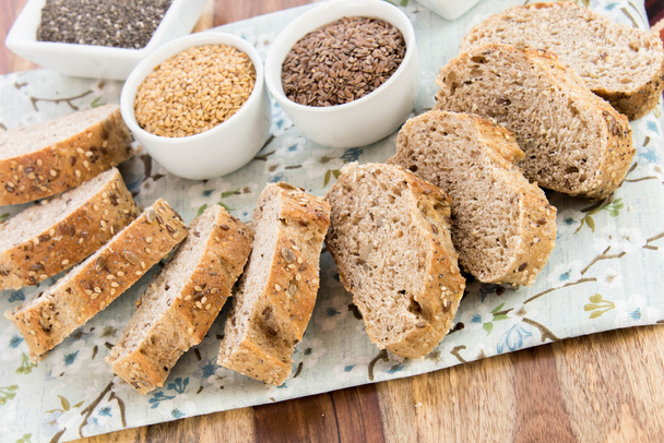 un pain de grains entiers frais cuit au four
 - Photo, image