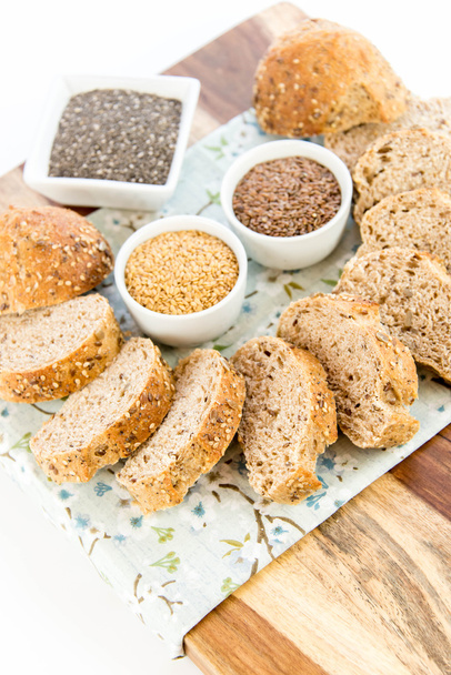 um pão fresco assado de grãos integrais pão
 - Foto, Imagem
