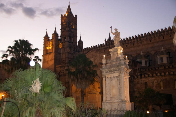 La catedral de Palermo por la noche Sicilia, Italia - Foto, imagen