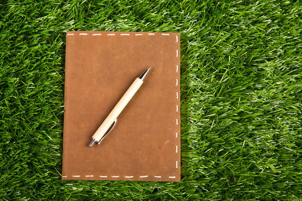 Notebook in the grass - Valokuva, kuva