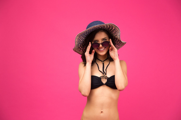Şapka ve güneş gözlüğü ile mayo gülümseyen kadın - Fotoğraf, Görsel