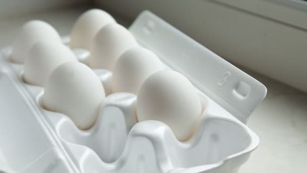 Óvulos frescos rurais grandes agradáveis no suporte de caixa de ovo de papelão
 - Filmagem, Vídeo