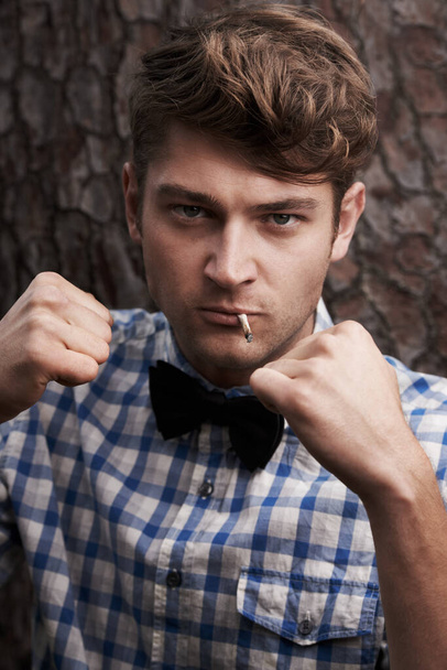 Boj, kouření a portrét muže venku pro výzvu, silný a bojující. Cigaretu, hipster a vztek s tváří muže a ruce v přírodě pro boj, cool a módní styl. - Fotografie, Obrázek