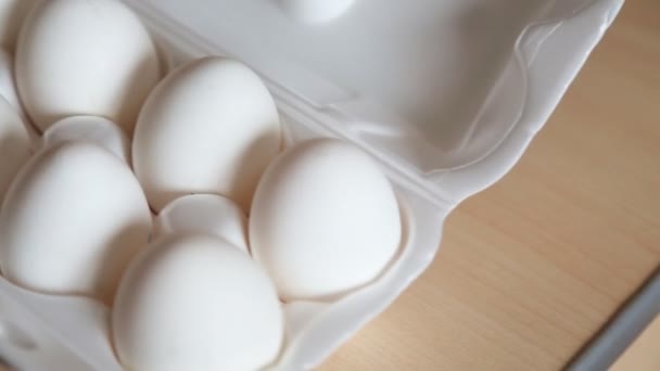 Óvulos frescos rurais grandes agradáveis no suporte de caixa de ovo de papelão
 - Filmagem, Vídeo