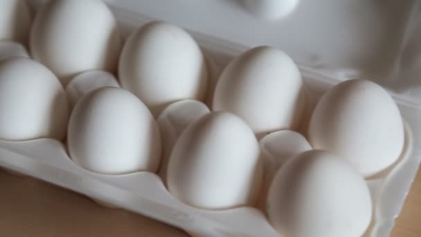 Pěkné velké venkovské čerstvá vejce v lepenkových vejce box držák - Záběry, video