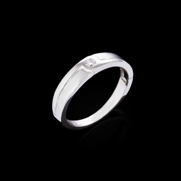 обручальное кольцо с бриллиантом на черном фоне
 - Фото, изображение