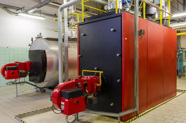 gasgestookte verwarmingsketels in gas boiler room - Foto, afbeelding