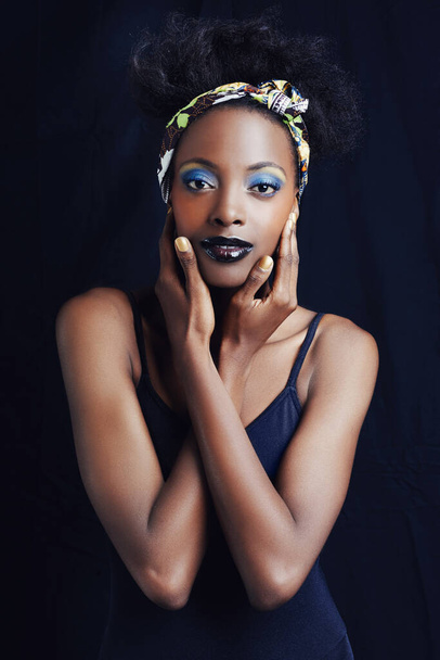 Afrikaanse vrouw, mode en studio voor make-up, schoonheid en kunst voor oogschaduw en lippenstift campagne. Zwart vrouwelijk model, donkere achtergrond en cosmetische, portret en gezicht voor culturele en elegante stijl. - Foto, afbeelding