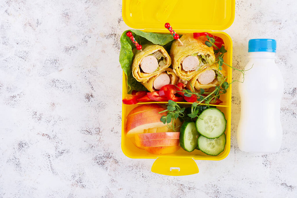 Sosisli börek ve lavaşlı omlet. Beslenme çantası. Keto öğle yemeği. Üst manzara, düz uzanma - Fotoğraf, Görsel